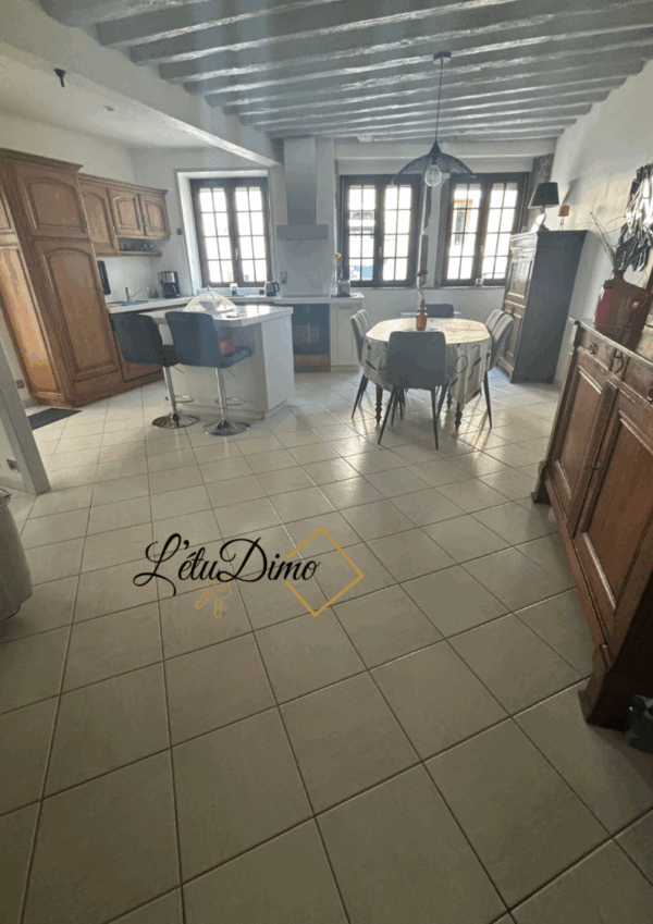 Maison avec extérieur dans un quartier calme à Poligny – Image 4