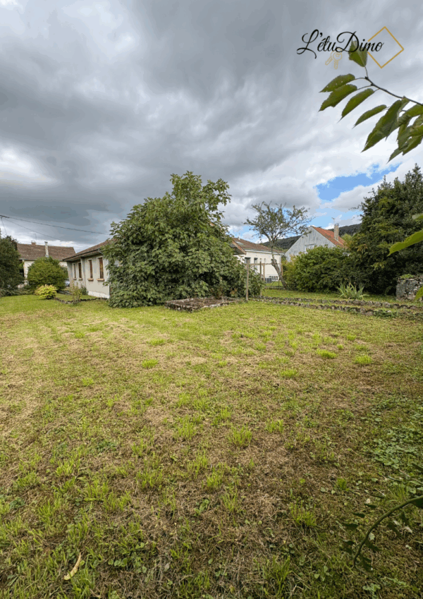 Maison plain pied totalement à rénover avec terrain à Poligny