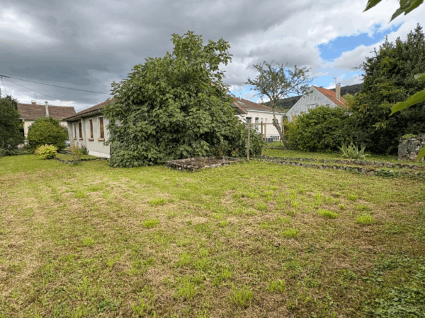 Maison plain pied totalement à rénover avec terrain à Poligny