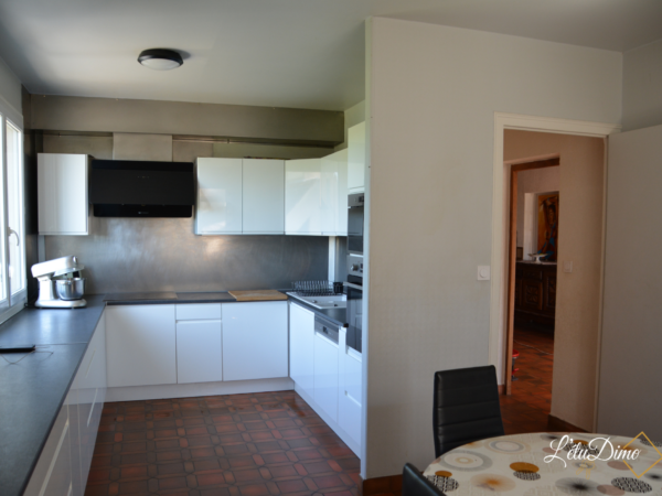 Maison de 285 m2 avec  logement indépendant - Quartier calme Poligny