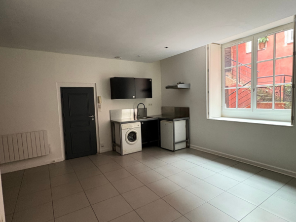 Studio de 30 m2 au centre ville de Poligny