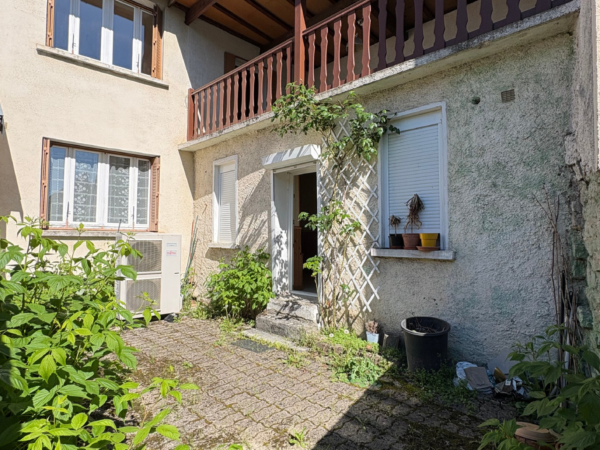 Maison mitoyenne fort potentiel avec terrasse