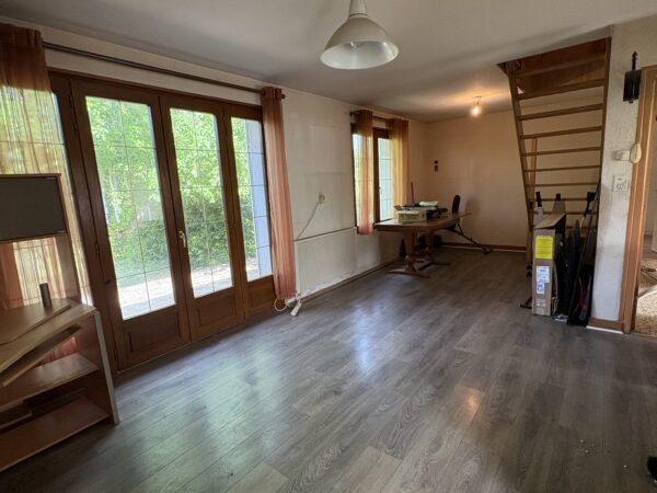 Maison d'environ 100 m2 à rénover avec terrain